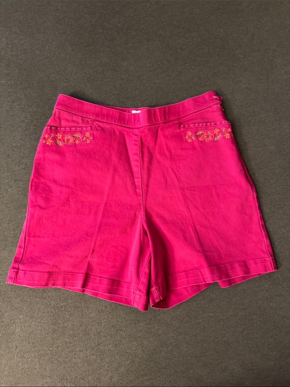 VINTAGE 90’s | Red High Waisted Embroidered Women’s Shorts